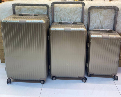 RIMOWA TRAVEL BAG
3 PCS in 1 SETS 
1650 dhs❣️
        Master Quality 😍

Zain88
♥️♥️♥️