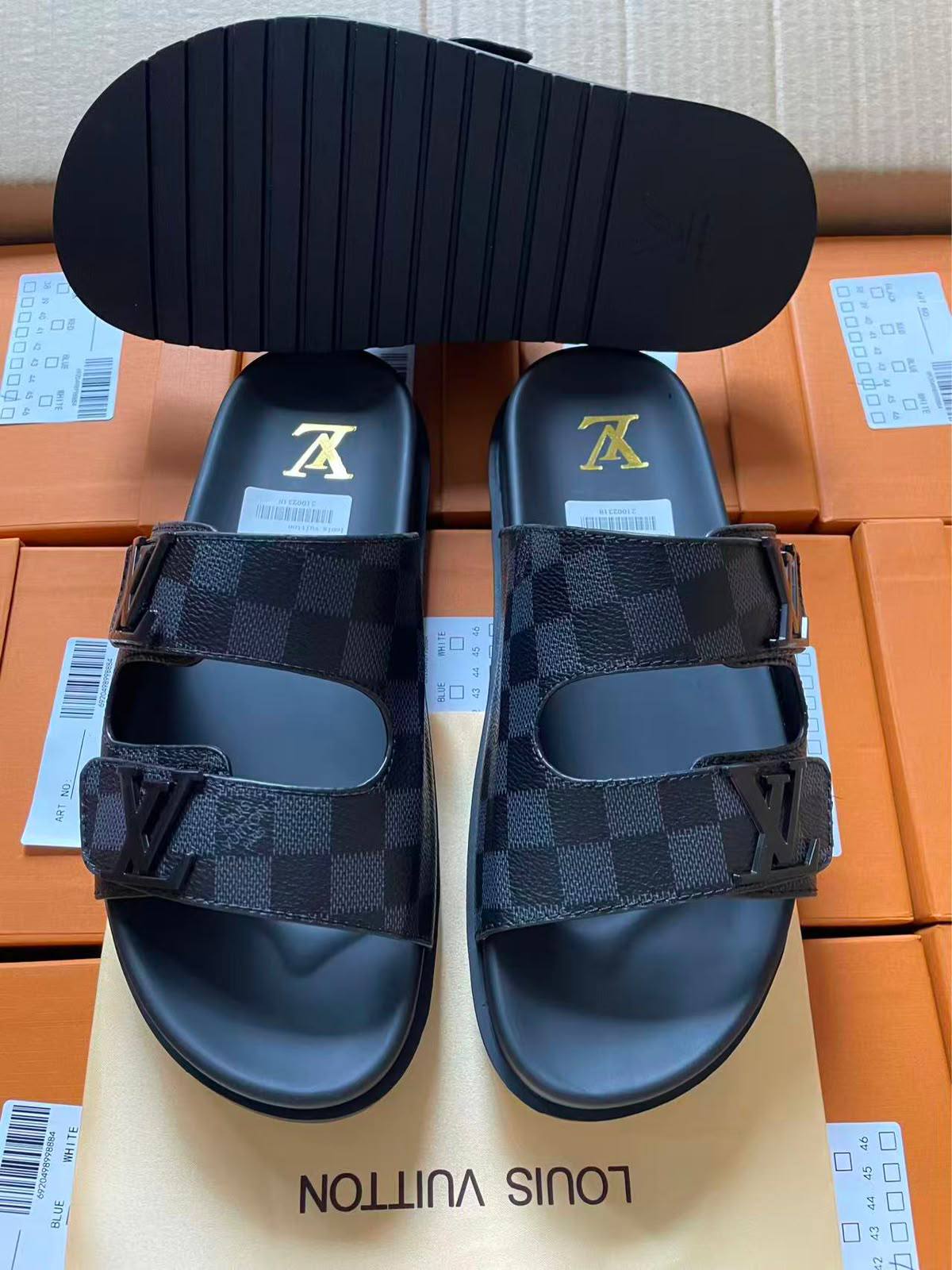 Louis Vuitton Slipper, New Arrived 
Size 40 To 45
110 dhs🇦🇪🇦🇪

Zain120
♥️♥️♥️