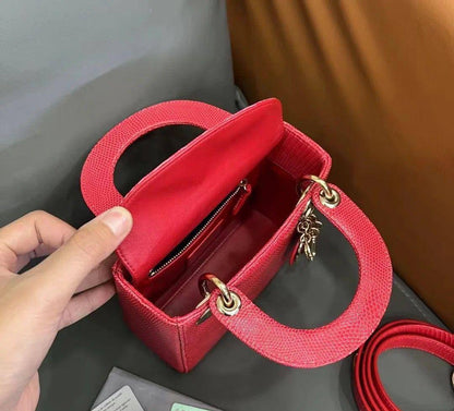 Lady Dior 

First quality +🎁

Size : 18 * 14 * 7 cm

95 dhs🇦🇪🇦🇪

with box 🎁

Zain115
♥️♥️♥️