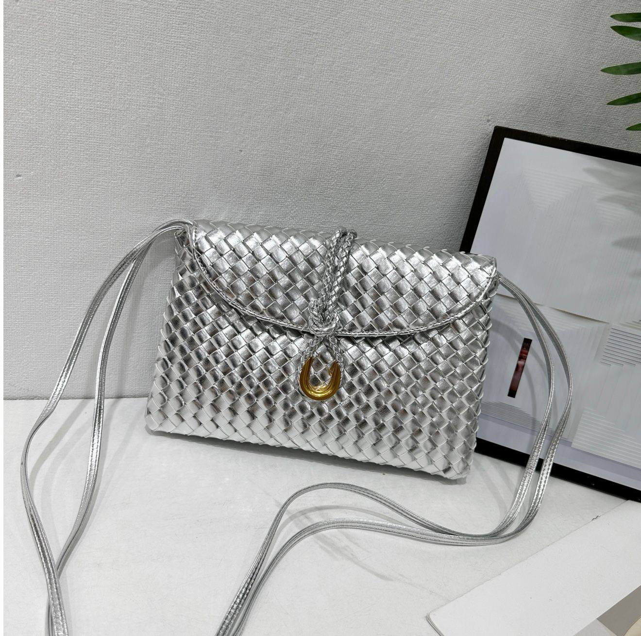 Bottega

95 dhs❣️ 
with box
🎁🎁🎁

Zain38
♥️♥️♥️