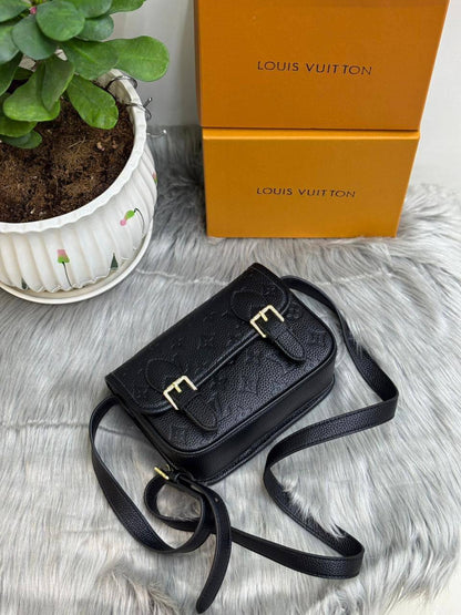 LV
SIZE  ………19.5CM 🥰

85 dhs❣️

with BOX🌷

Zain224
♥️♥️♥️
