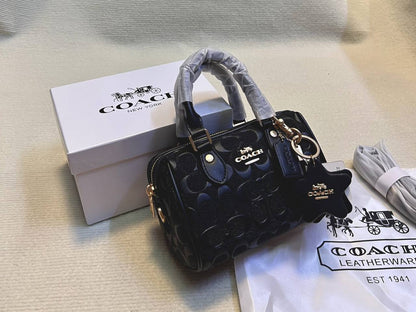 Coach

90 dhs✅

with box
🎁🎁🎁

size 20cm

Zain26
♥️♥️♥️