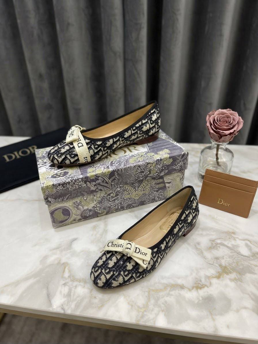 DIOR BALLERINA

GOOD QUALITY
100 dhs🇦🇪🇦🇪

36-41

Zain40
♥️♥️♥️