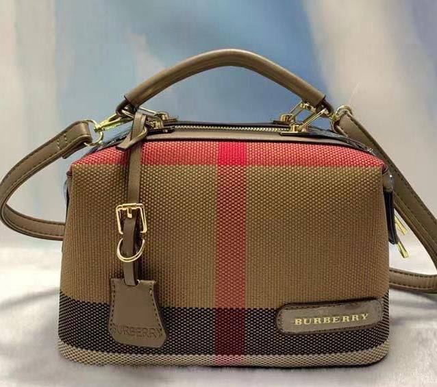 Burberry - Dior

GOOD QUALITY 💯
110 dhs🪙🌨️
Without box 

Zain269
♥️♥️♥️