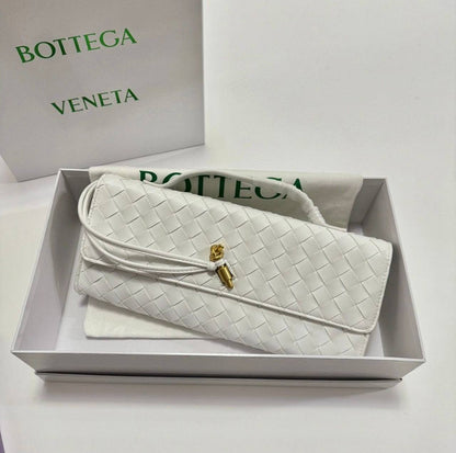 BOTTEGA 

 GOOD QUALITY

 WITH BOX
🎁🎁🎁

100 dhs✅

Zain39
♥️♥️♥️