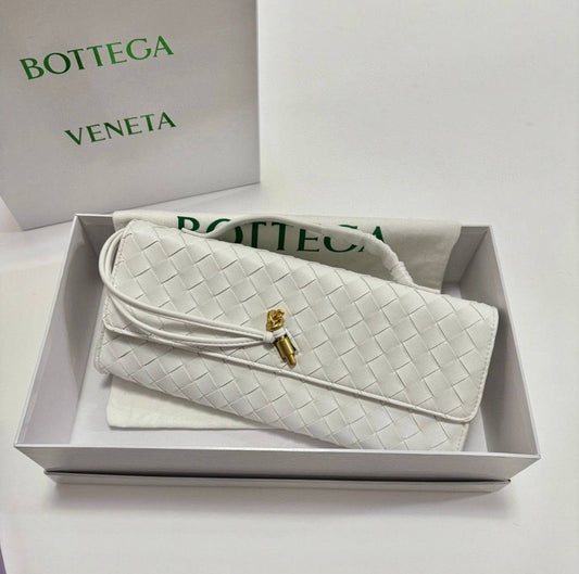 BOTTEGA 

 GOOD QUALITY

 WITH BOX
🎁🎁🎁

100 dhs✅

Zain39
♥️♥️♥️