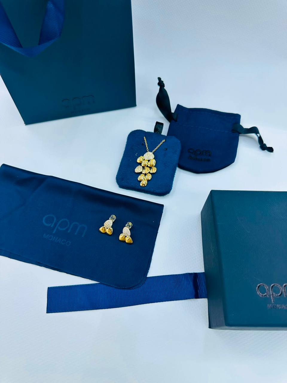 Apm 
Necklace and earring 
*40 dhs✅* with black box

Zain263
♥️♥️♥️
