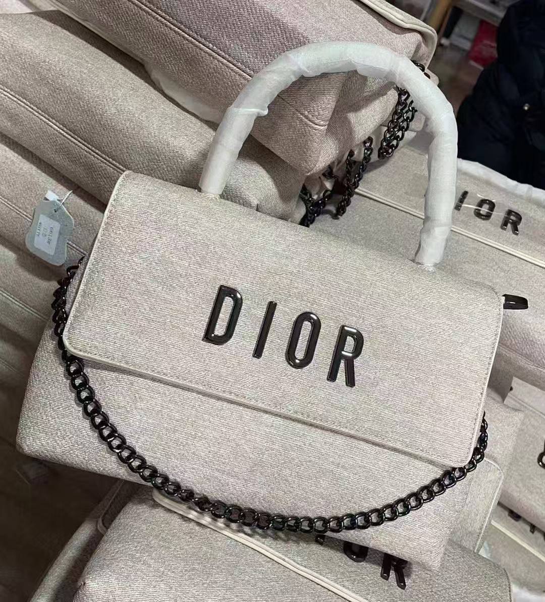 Dior
Best quality
No box’s
110 dhs✅
size 28cm

Zain158
♥️♥️♥️