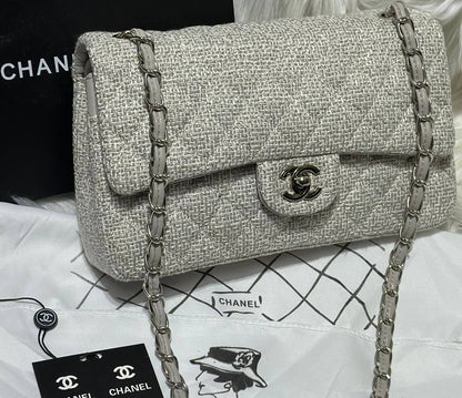 Chanel
good quality, 
comes with box, 
🎁🎁🎁

size... 26 *16 cm
115 dhs💓

Zain12
♥️♥️♥️