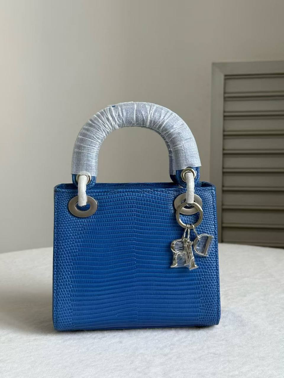 Pre order ❤️
Dior Mini Lady Ombre Lizard Bag featuring a distinct white and gray color gradient❤️❤️
For Price 👇 WhatsApp✅
0568585901 
0507557372
0552275751 Owner Zain 👌

Zain71
♥️♥️♥️