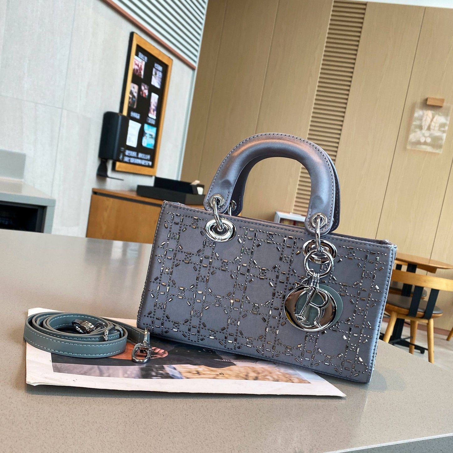 Dior
Best quality
With box’s
🎁🎁🎁

125 dhs🌺
size 24cm

Zain158
♥️♥️♥️