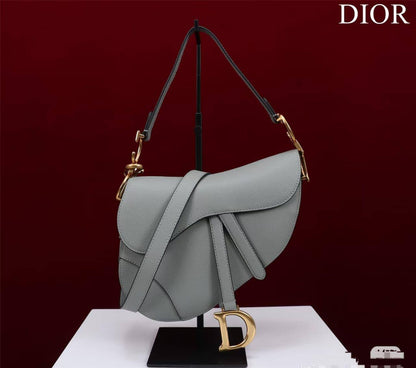 Dior
100 dhs✅
small size:19*5.5*15.5
Wear leather shoulder straps

110 dhs✅
Big size:25*6.5*19
Knitted shoulder straps
with box
Good quality, all hardware is thickened

Zain07
🌺🌺🌺