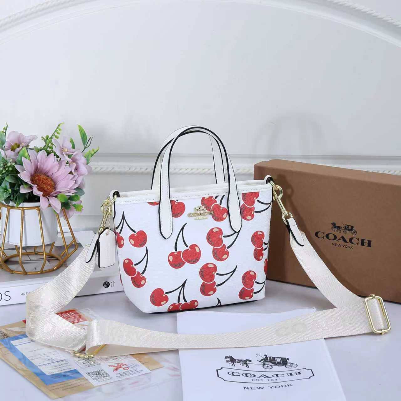 Coach
90 dhs✅ 

with box
🎁🎁🎁

Zain72
♥️♥️♥️