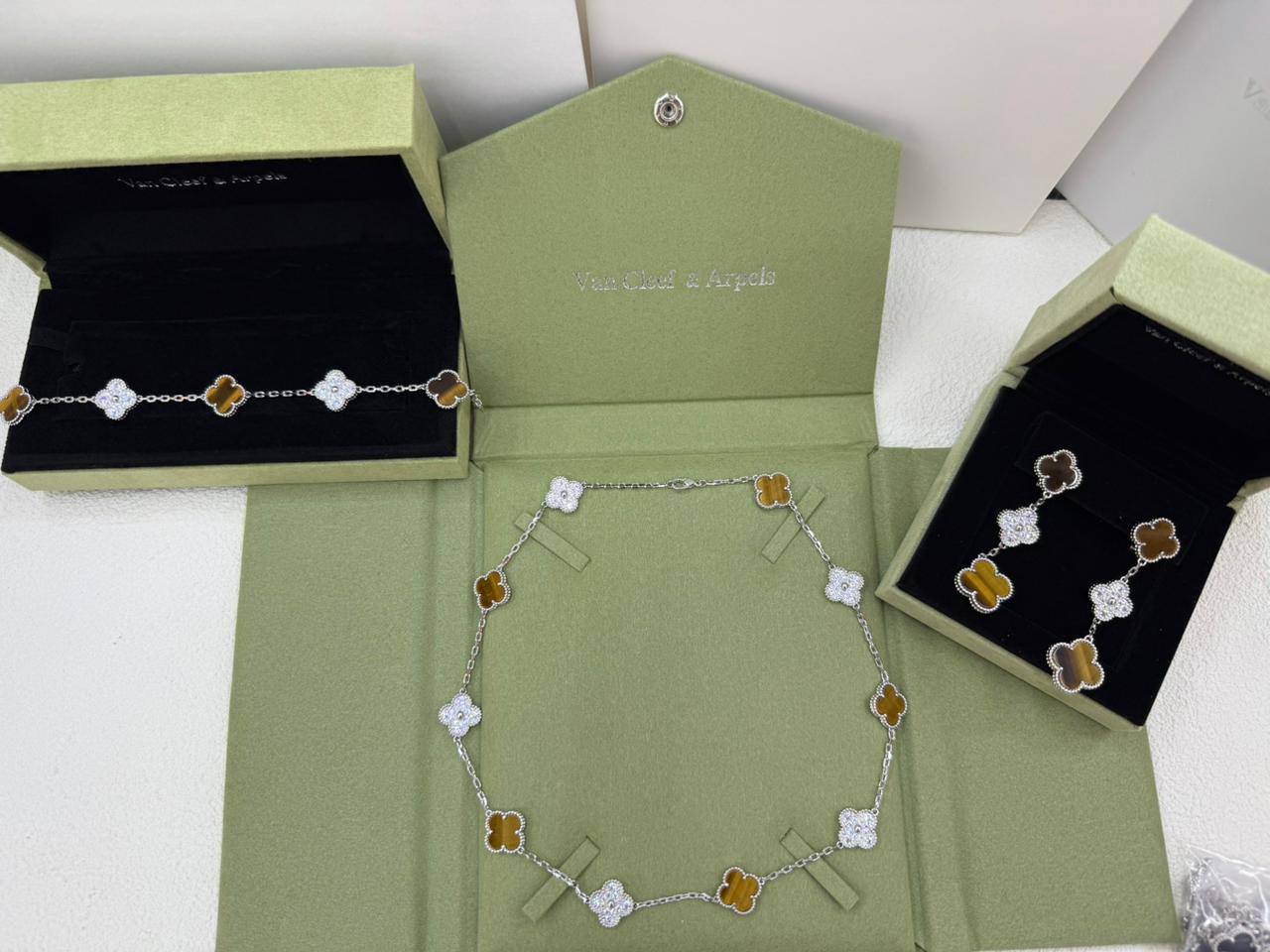 VCA SET❤️‍🔥*
Necklace 🍁
Earring💥
Bracelet 🐦‍🔥
Master quality 💯
With normal boxes 📦 
250 dhs🪙🌨️
With master box 🗃️ 
300 dhs🪙🌨️

Zain216
♥️♥️♥️