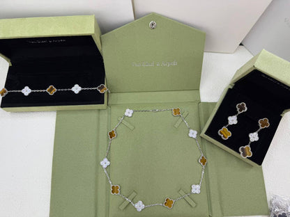 VCA SET❤️‍🔥*
Necklace 🍁
Earring💥
Bracelet 🐦‍🔥
Master quality 💯
With normal boxes 📦 
250 dhs🪙🌨️
With master box 🗃️ 
300 dhs🪙🌨️

Zain216
♥️♥️♥️