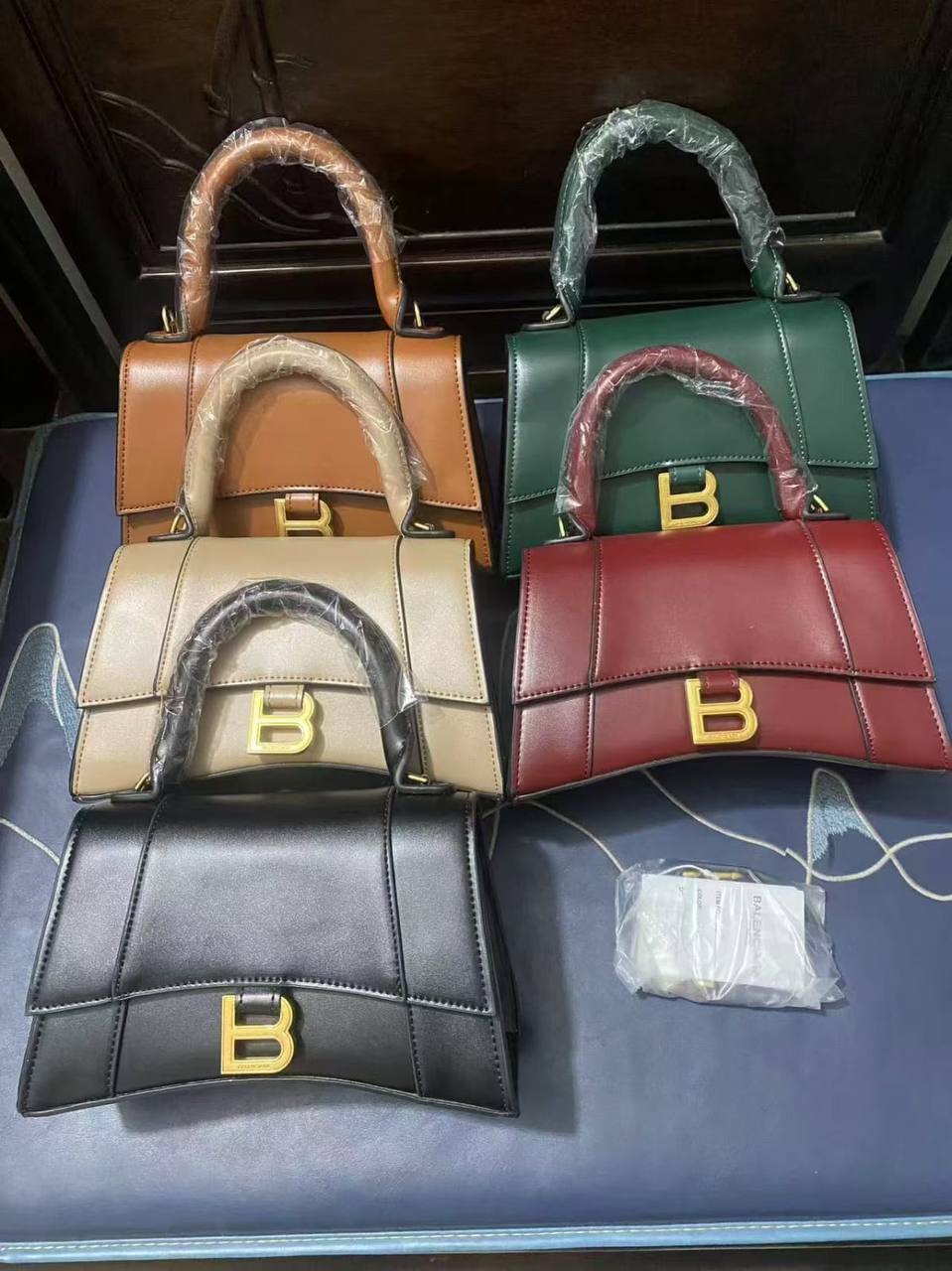 Balenciaga
GOOD QUALITY 
110 dhs💓

Zain200
♥️♥️♥️