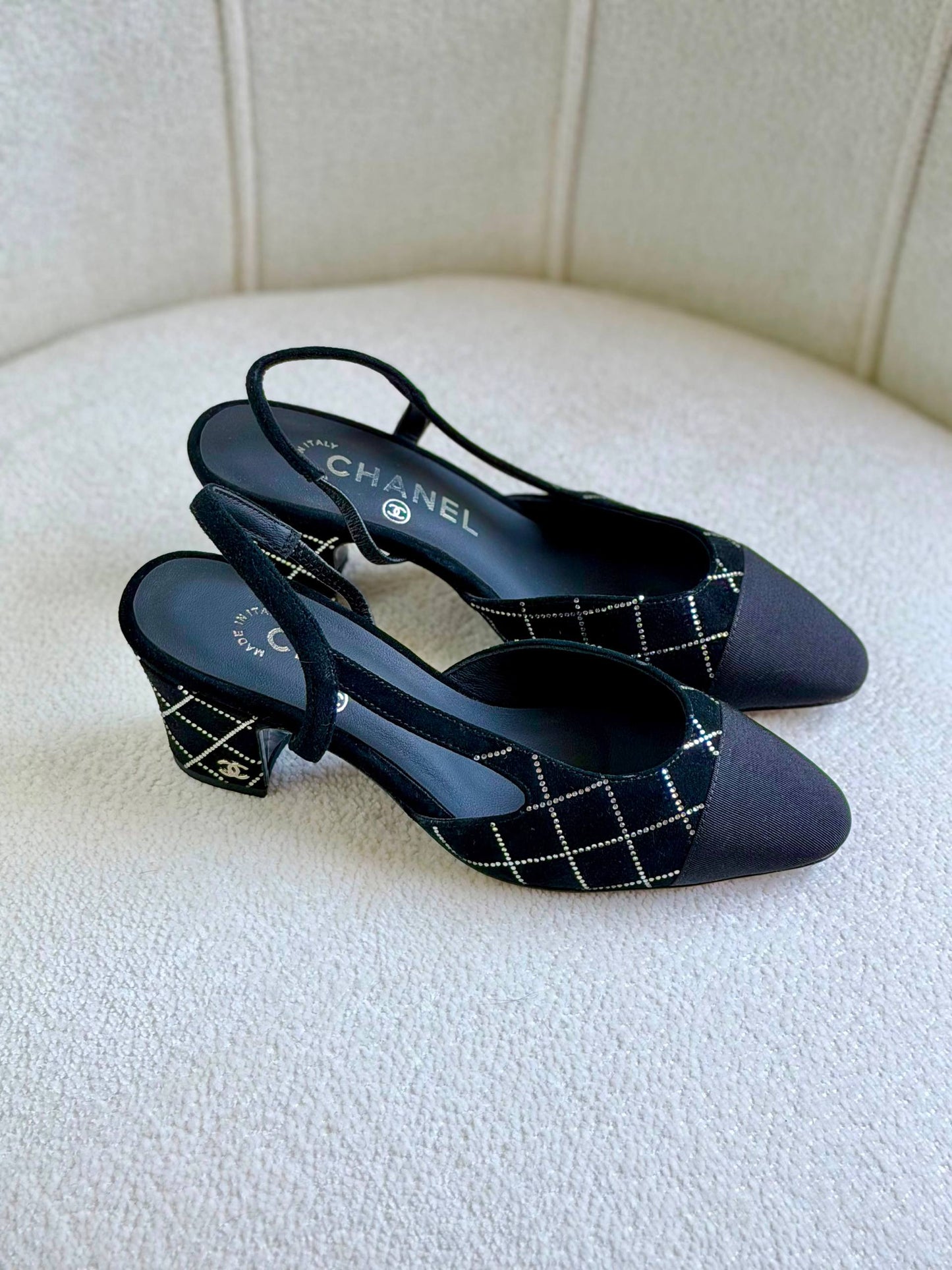 Chanel
Super *AAA* *+* Quality 💯 
With original packing🎁🎁
SIZE:36and41
Available now
450 dhs🇦🇪🇦🇪

Zain309
♥️♥️♥️