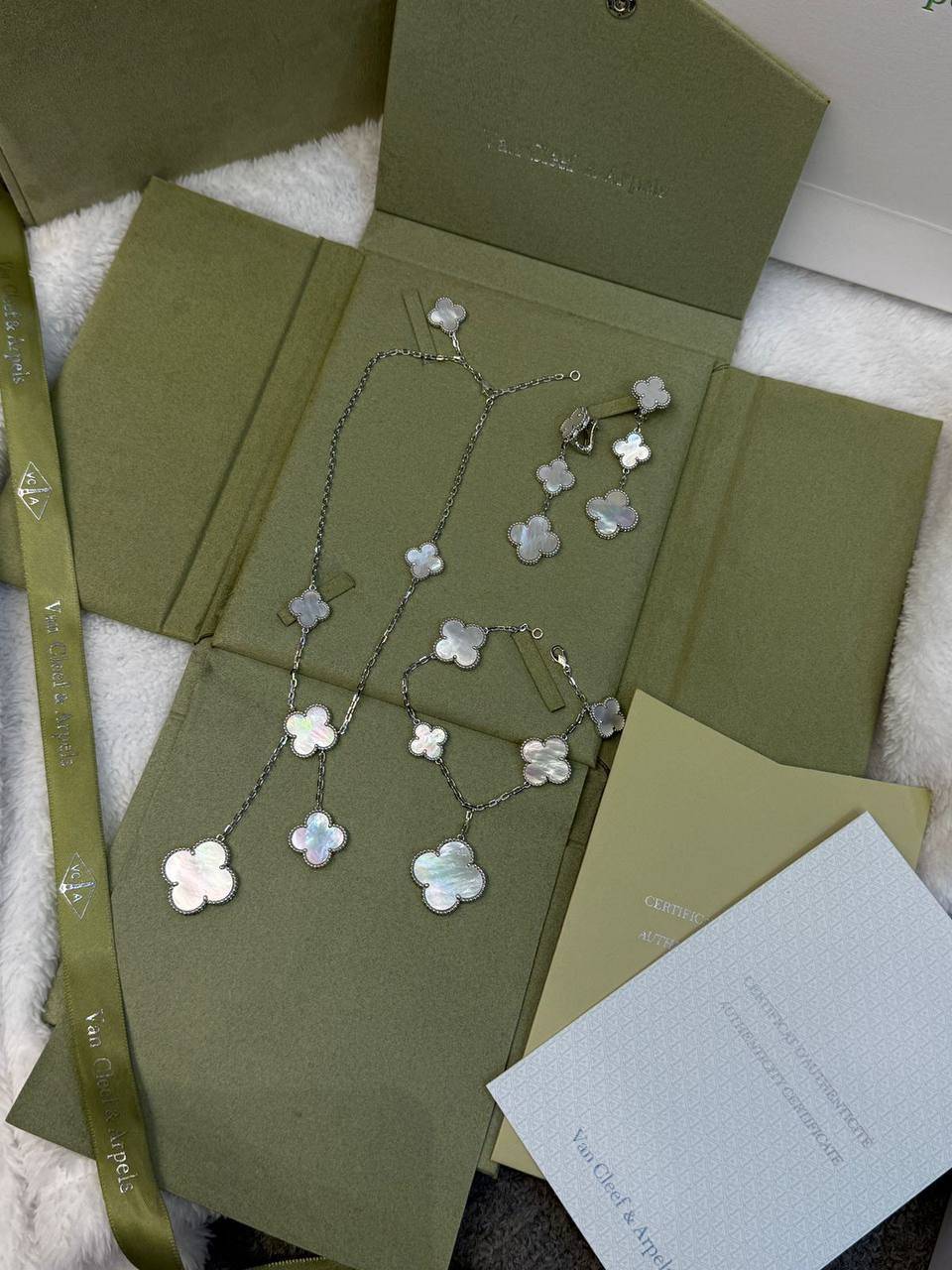 Vancleef Set
with normal box 🎁
320 dhs🪙🌨️

with original box 
🎁🎁🎁
400 dhs🪙🌨️

Zain209
♥️♥️♥️