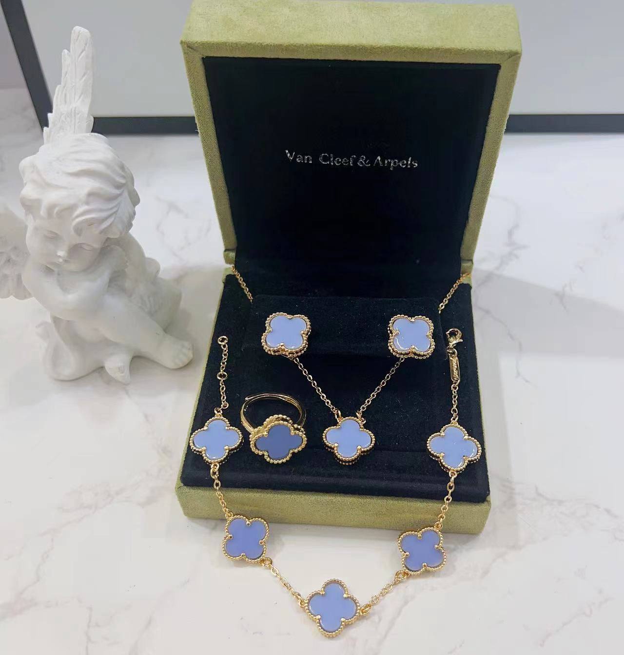 VCA SET ❤️‍🔥*
Necklace ✨
Earring 🍁
Bracelet 🦋
Ring free size 💍
Master quality 💯
With normal boxes 📦 
50 dhs❣️
With master box 🗃️ 
75 dhs❣️

Zain216
♥️♥️♥️