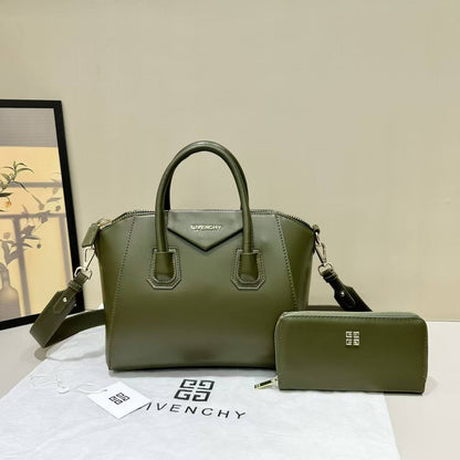 Givenchy
GOOD quality 
115 dhs✅

Zain200
♥️♥️♥️