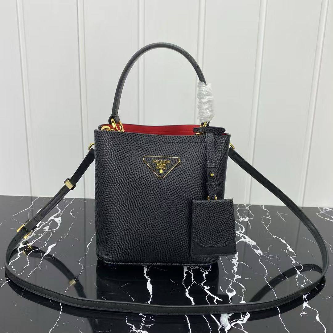 Prada

340 dhs🇦🇪🇦🇪🇦🇪


Zain153
♥️♥️♥️