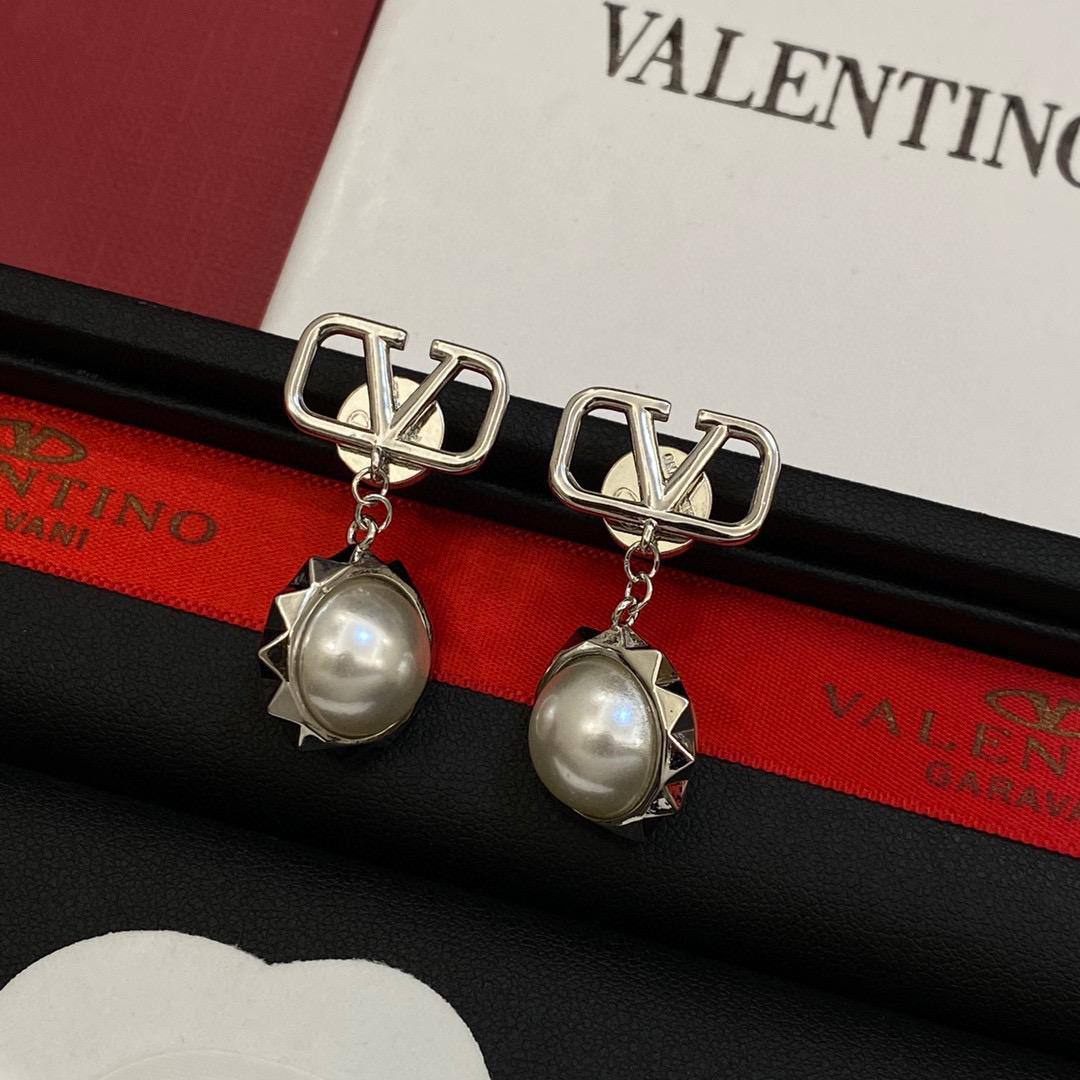 VALENTINO EARRING
MASTER✨💫
55 DHS✅
WITH BOX AND PAPER BAG🛍️🎁

Zain89
♥️♥️♥️