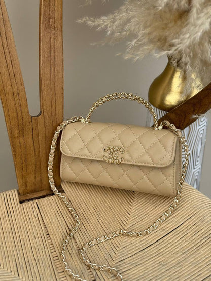 CHANEL
15cm
340 dhs✅
18cm
360 dhs✅
Top quality 
With box🎁

Zain167
♥️♥️♥️