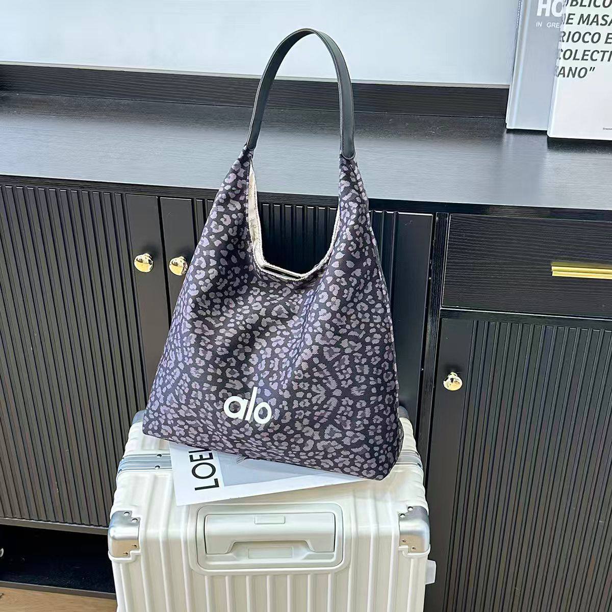 ALO 

70 dhs🪙🖤

Zain253
♥️♥️♥️