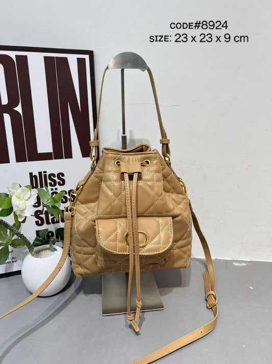 CHRISTIAN DIOR
BUCKET BAG
ᴡɪᴛʜ ʟᴏɴɢ ʙᴇʟᴛ sᴛʀᴀᴘ
sɪᴢᴇ : 23 cm

70 dhs🪙💕

Zain31
♥️♥️♥️