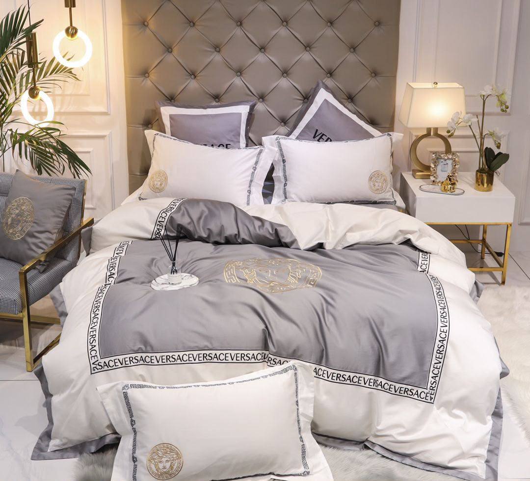 Master quality 
King size bed 
Comforter set
1 comfort  
1 bedsheets 
4 pillowcases 
6pcs set
150 dhs🇦🇪🇦🇪

Zain99
♥️♥️♥️