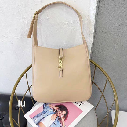 YSL
28*26*9cm
80 dhs✅

Zain17
♥️♥️♥️