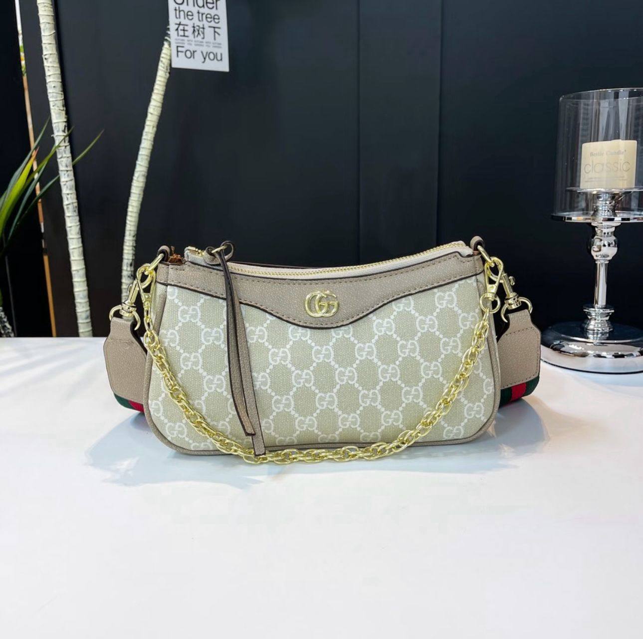 GUCCI 
NEW CAME GOOD QUALITY 
WITH BOX
🎁🎁🎁

90 dhs❣️
SIZE: 25cm

Zain39
♥️♥️♥️