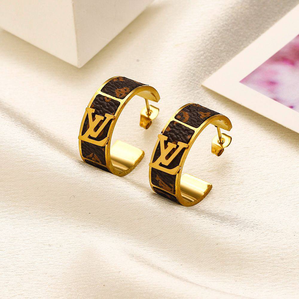 New arrival branded earrings 
30 dhs🪙💚/ pair without box 
40 dhs🪙💚/ pair with branded box

Zain243
♥️♥️♥️