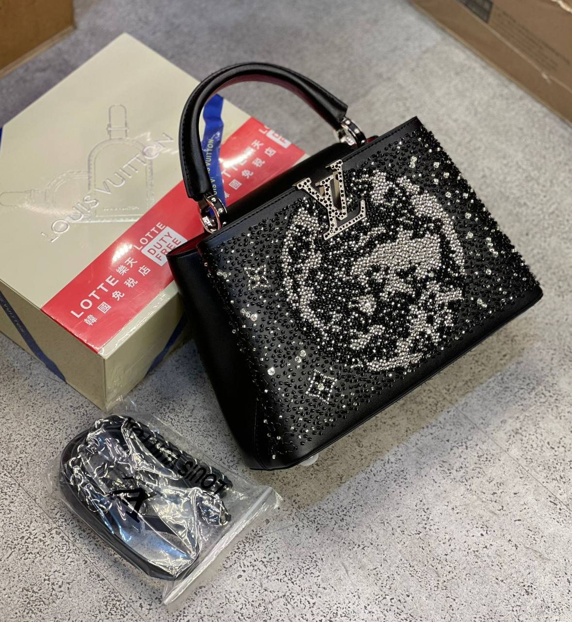 LV

High Quality

350 dhs✅

with box
🎁🎁🎁

Zain175
♥️♥️♥️