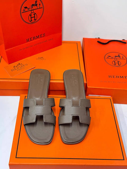 HERMES 
90 dhs✅
Size 36-41

Zain21
♥️♥️♥️