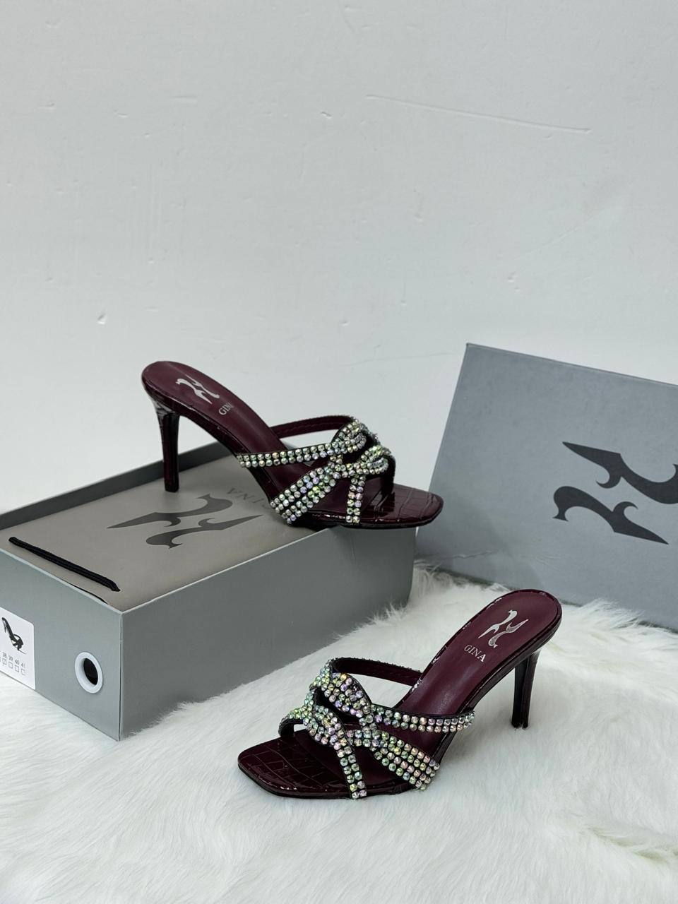 Gina - YSL

New arrived 
Size 36 to 41

115 dhs🪙🌨️

Zain21
♥️♥️♥️