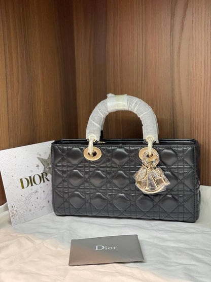 NEW✨DIOR✨
SUPER MASTER QUALITY🫶
WITH FULL PACKAGING🎁
SIZE::✨26CM✨
1250 dhs🪙💚

Zain254
♥️♥️♥️