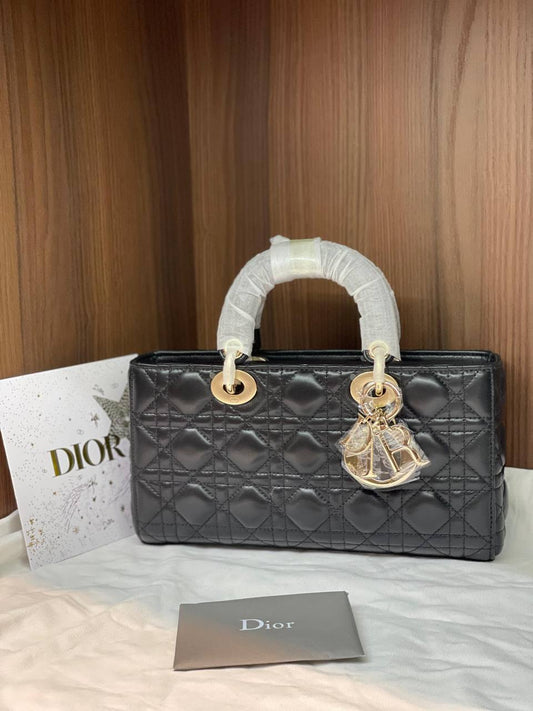 NEW✨DIOR✨
SUPER MASTER QUALITY🫶
WITH FULL PACKAGING🎁
SIZE::✨26CM✨
1250 dhs🪙💚

Zain254
♥️♥️♥️