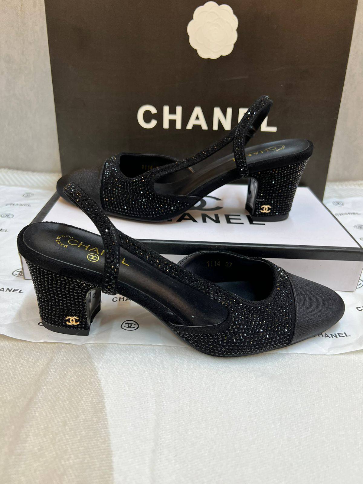 CHANEL WOMEN SHOES 
SIZE 36-41 
150 dhs🪙🌨️
               GOOD QUALITY 😍

Zain88
♥️♥️♥️