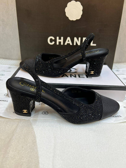 CHANEL WOMEN SHOES 
SIZE 36-41 
150 dhs🪙🌨️
               GOOD QUALITY 😍

Zain88
♥️♥️♥️