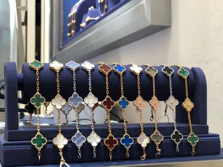 VCA ❤️‍🔥*
Bracelet 🐦‍🔥
Super master quality 💯
With normal boxes 📦 
65 dhs🪙💚
With master box 🗃️ 
110 dhs🪙💚

Zain216
♥️♥️♥️