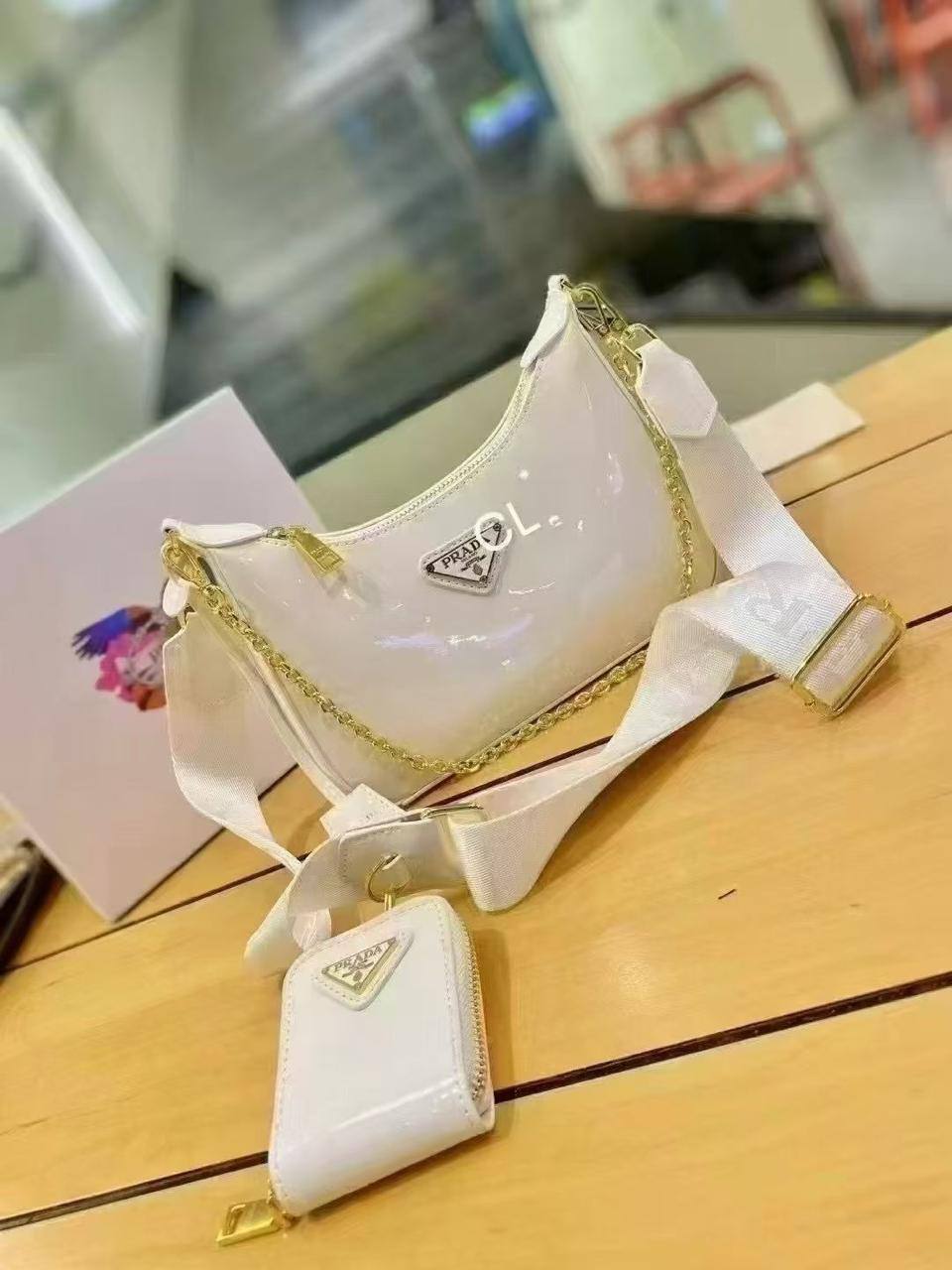 Prada

with box
🎁🎁🎁

100 dhs❤️

Zain143
♥️♥️♥️