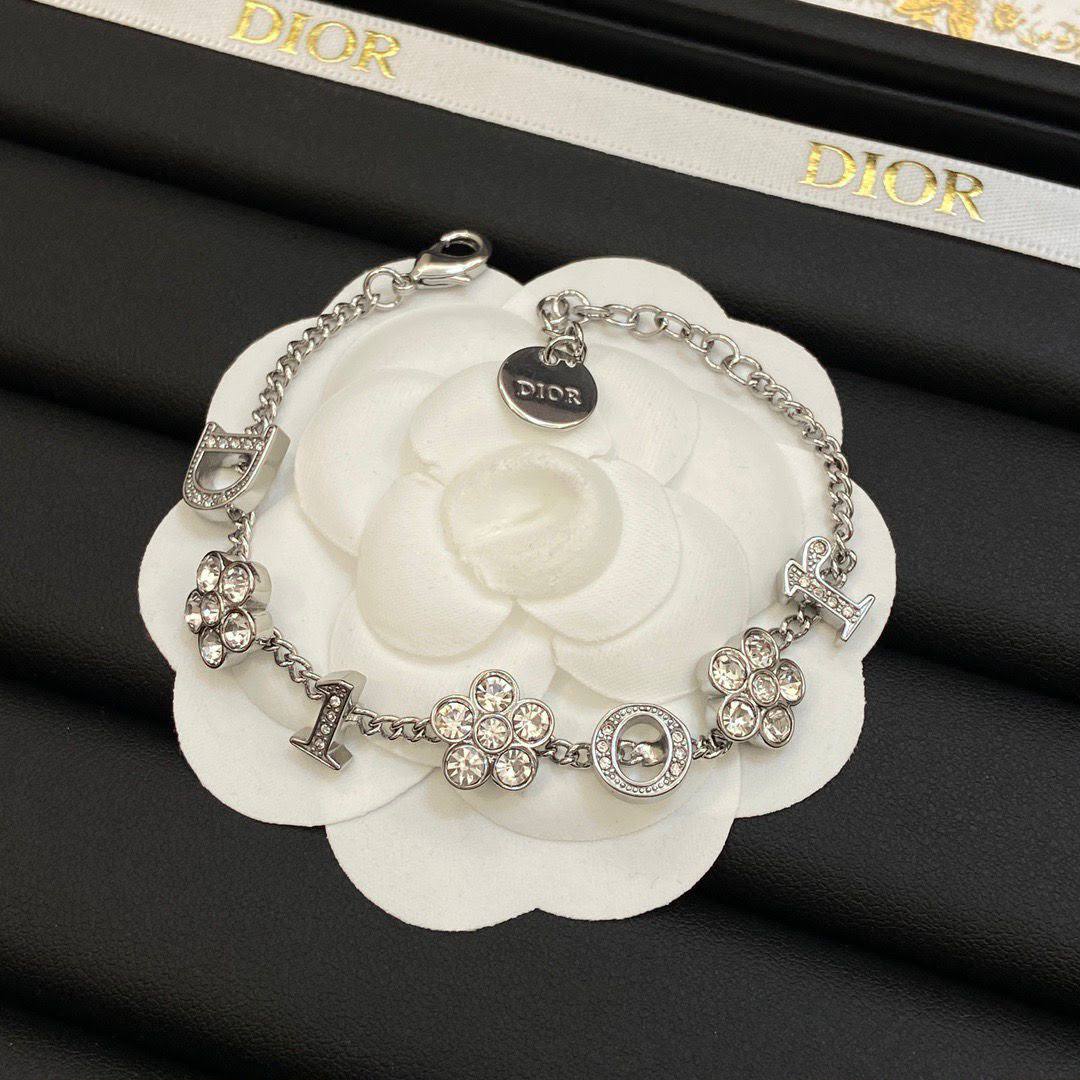 Dior Set* 💐
Necklace 
Bracelet 
Master Quality 🎲

*95* AED normal box 📦

Zain48
♥️♥️♥️