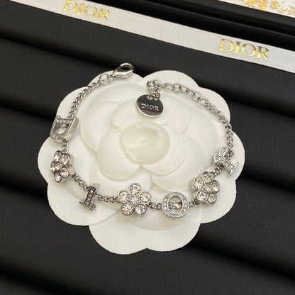 Dior Set* 💐
Necklace 
Bracelet 
Master Quality 🎲

*95* AED normal box 📦

Zain48
♥️♥️♥️