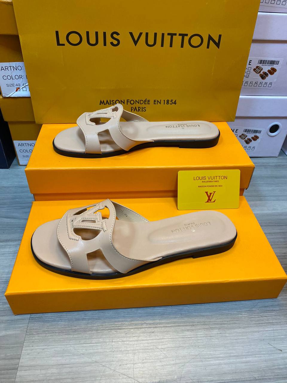 LV - Coach - D&G
Slipper, New Arrived 
Size 36 To 41
85 dhs✅

Zain120
♥️♥️♥️