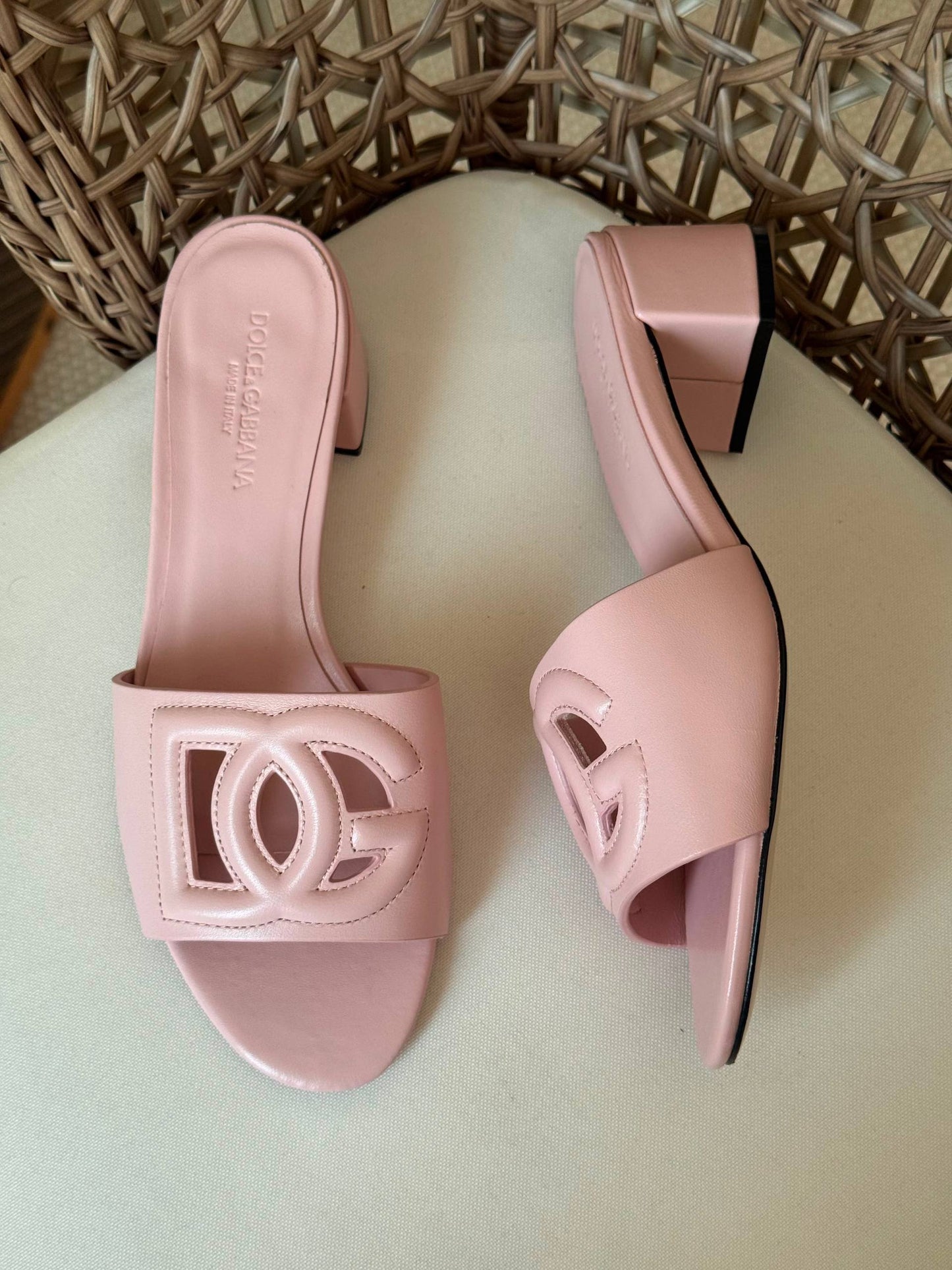 D&G 
✨ New Collection
👠 36–41
💎 Premium Quality
🔥 Super Master
450 dhs✅

Zain198
♥️♥️♥️