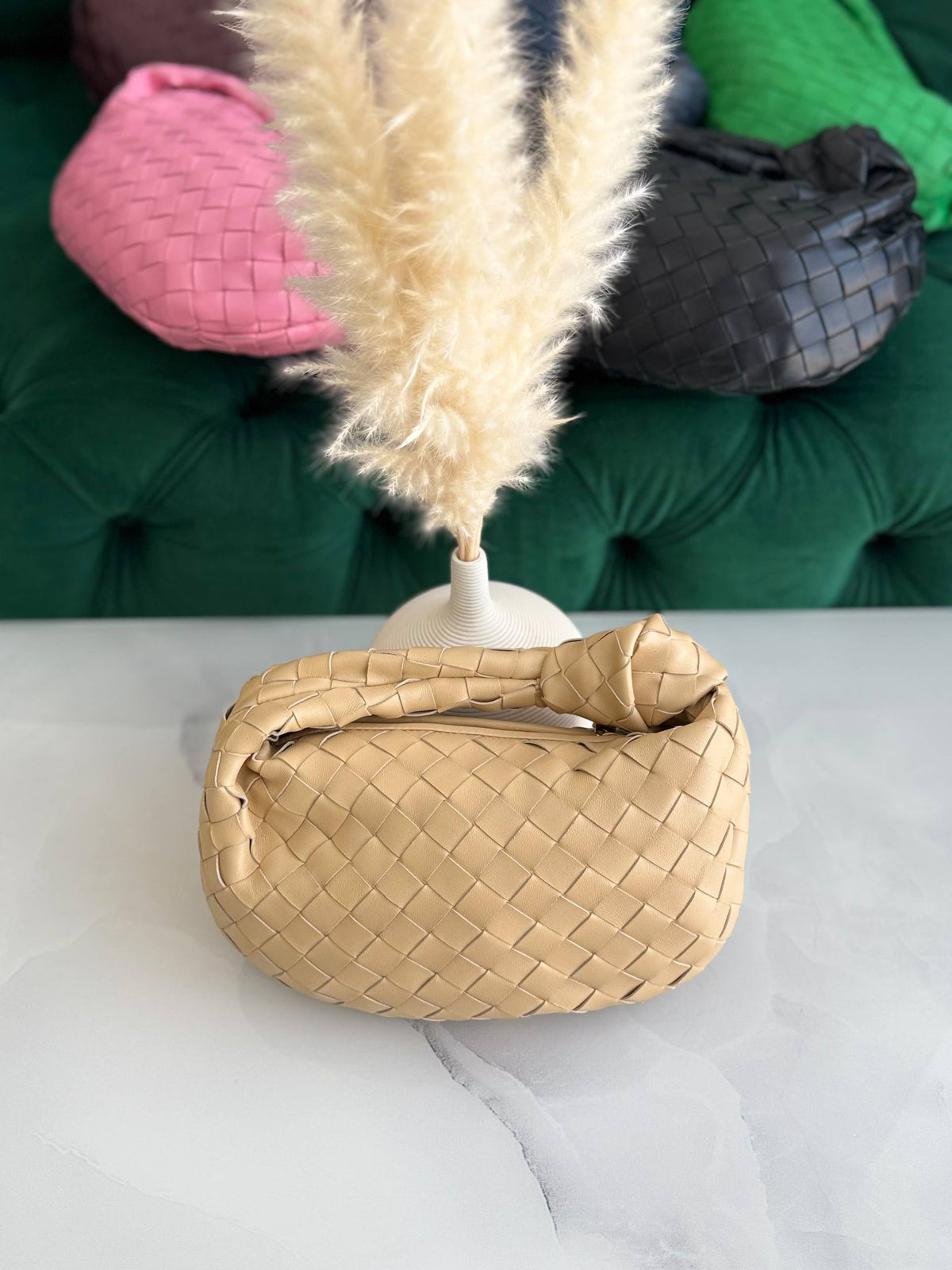 BOTTEGA
Size- 23Cm
Available original box 📦 
With full packing 🎀🎀
Super high quality 💥💥

For Price 👇 WhatsApp✅
0568585901 
0507557372
0552275751 Owner Zain 👌

Zain283
♥️♥️♥️