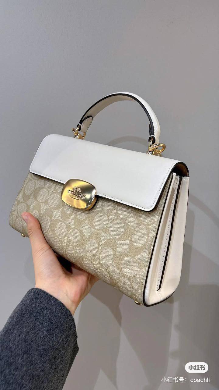 Coach
95 dhs✅
With box

Zain219
♥️♥️♥️