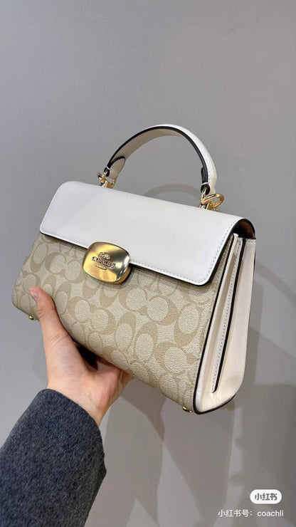 Coach
95 dhs✅
With box

Zain219
♥️♥️♥️