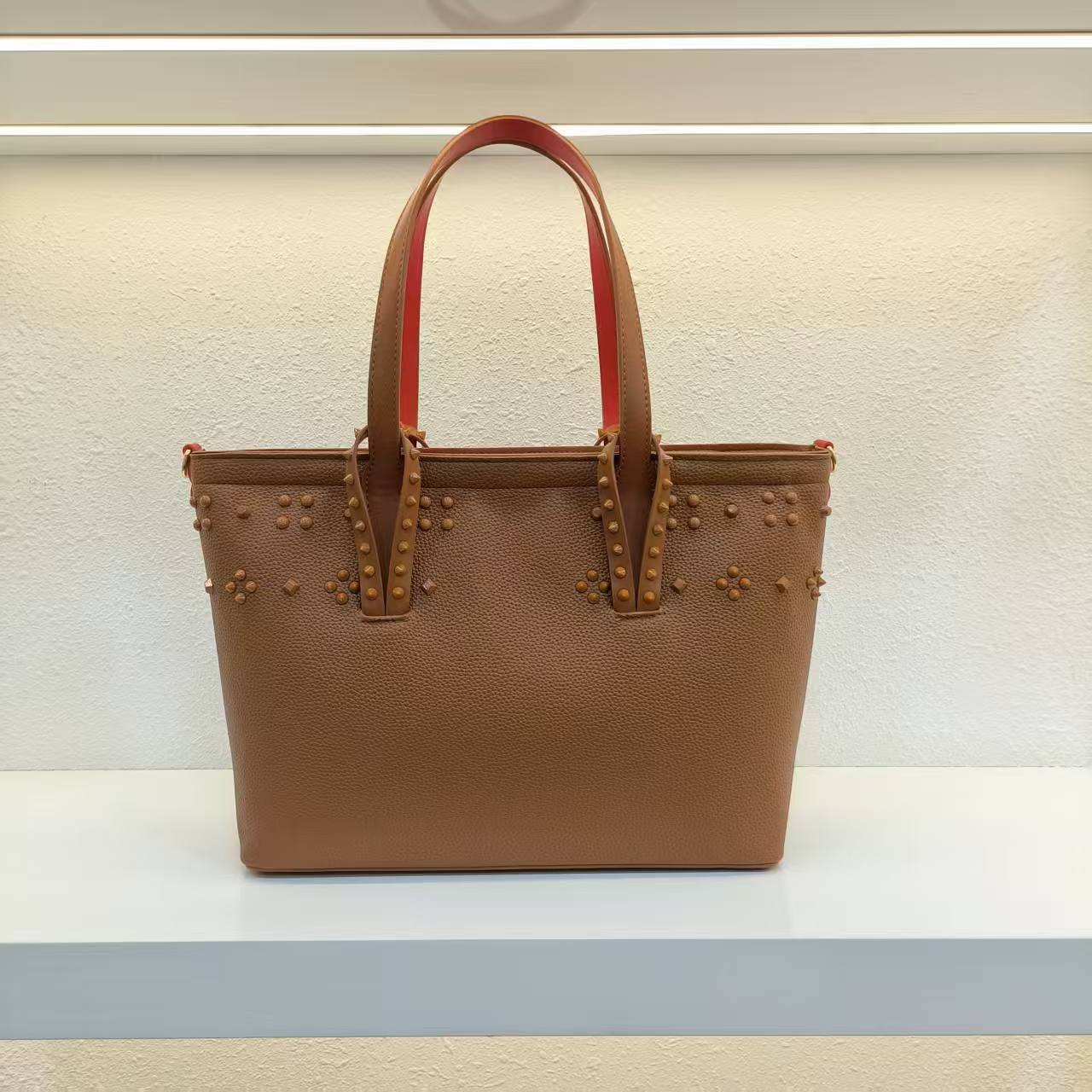 Valentino
GOOD QUALITY 
110 dhs🇦🇪🇦🇪

Zain200
♥️♥️♥️